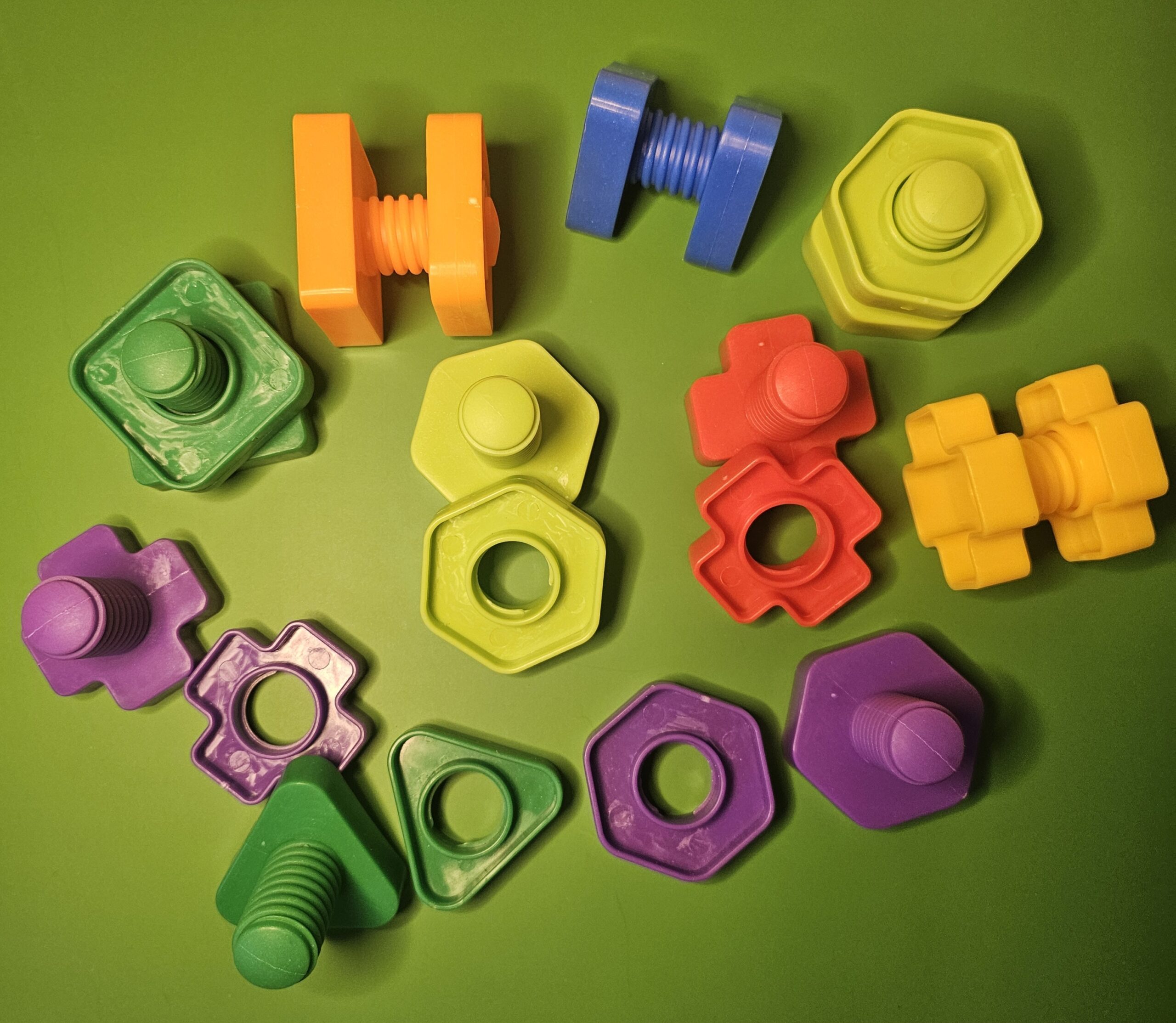 Infant scrweing toys
